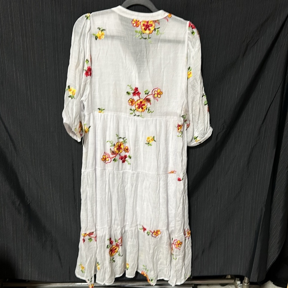 Fig and‎ Flower brand /White dress w/embroidery /Size M / J-16 - Picture 4 of 4